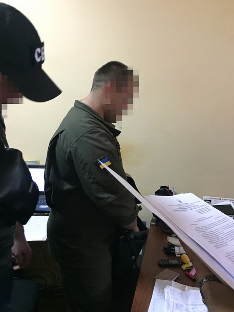 Сумма, которую капитан требовал с очередного подчиненного, составляла пять тысяч гривен / СБУ Сумма, которую капитан требовал с очередного подчиненного, составляла пять тысяч гривен / СБУ