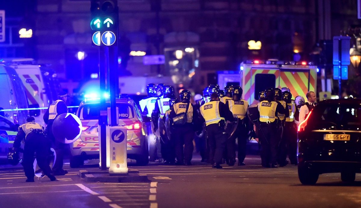Правоохранители на месте теракта в Лондоне / REUTERS
