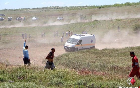 Глядач потрапив під колеса гоночного автомобіля й загинув / фото Глядач потрапив під колеса гоночного автомобіля й загинув / фото