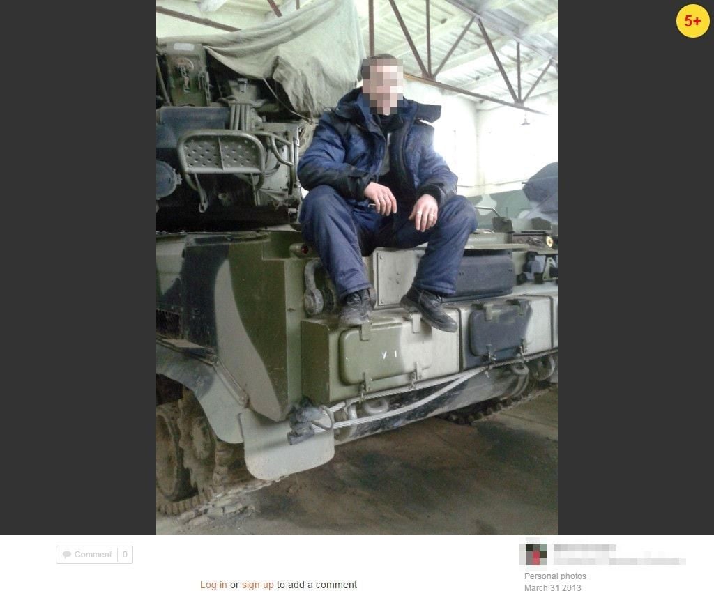 Фотография с одной из страниц механика в социальных сетях, загруженная 31 марта 2013 года, на которой он сидит на установке 