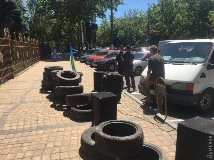 Шины под зданием суда в Одессе / фото: Думская Шины под зданием суда в Одессе / фото: Думская