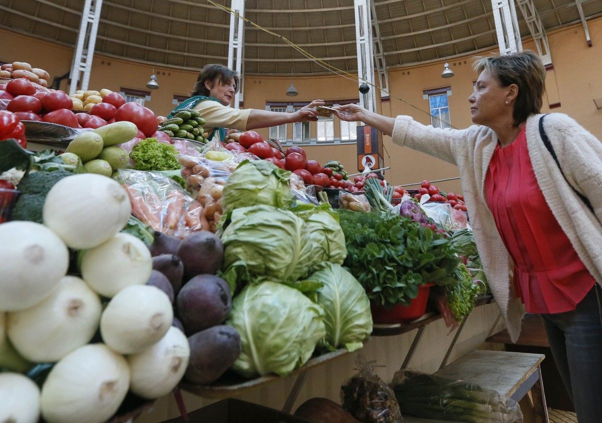 Погіршення якості яблук у сховищах, активізувало продажі / фото REUTERS Погіршення якості яблук у сховищах, активізувало продажі / фото REUTERS