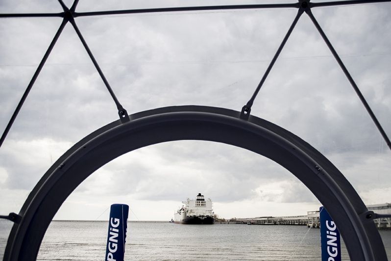 300-метровий транспорт Clean Ocean прибув в газопорт Свіноуйсце / Фото premier.gov.pl 300-метровий транспорт Clean Ocean прибув в газопорт Свіноуйсце / Фото premier.gov.pl