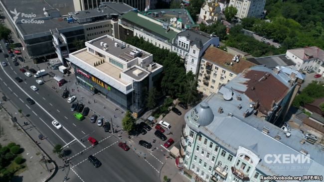 Колись на місці цього офісного центру був фонтан / скріншот відео Колись на місці цього офісного центру був фонтан / скріншот відео