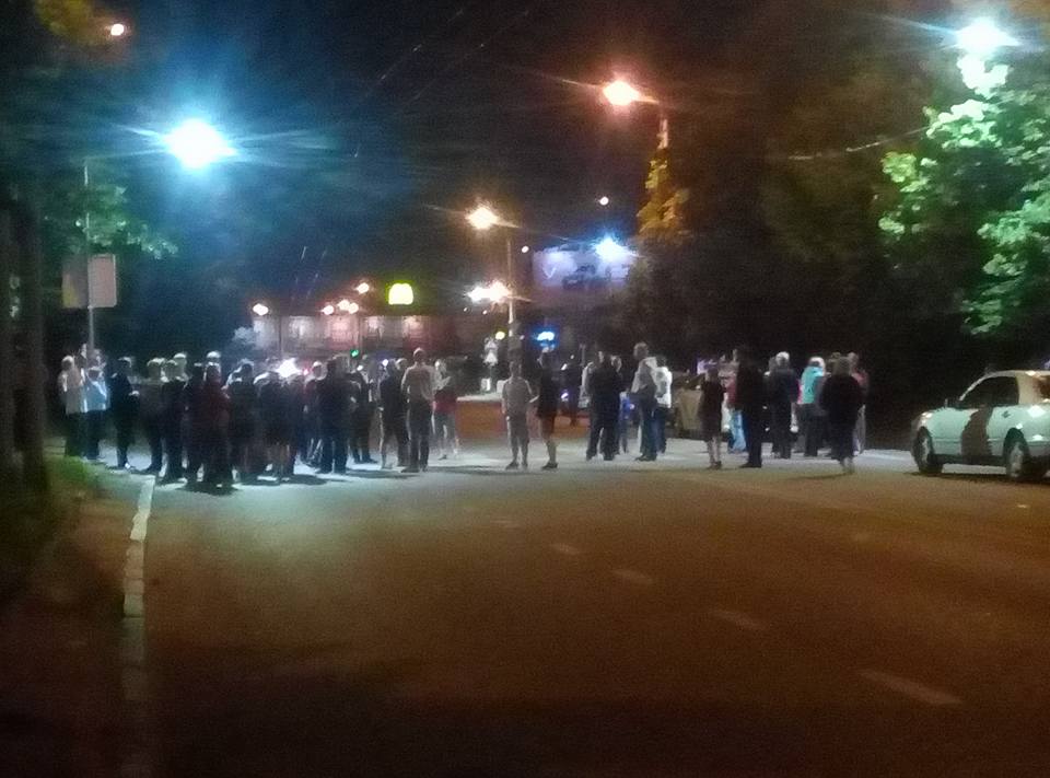Люди вимагали вивезти сміття із майданчиків / фото facebook.com/groups/govarta1 Люди вимагали вивезти сміття із майданчиків / фото facebook.com/groups/govarta1