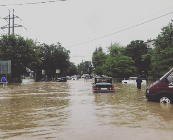 У Сімферополі через зливи підтоплені вулиці / instagram.com У Сімферополі через зливи підтоплені вулиці / instagram.com