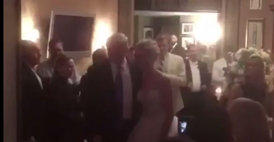 Трамп сделал несколько фото с молодоженами / скриншот Трамп сделал несколько фото с молодоженами / скриншот