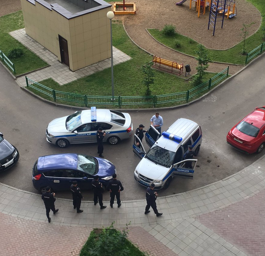 Навальный не смог доехать до центра Москвы, где происходили протесты, его задержали в подъезде / фото twitter.com/navalny Навальный не смог доехать до центра Москвы, где происходили протесты, его задержали в подъезде / фото twitter.com/navalny