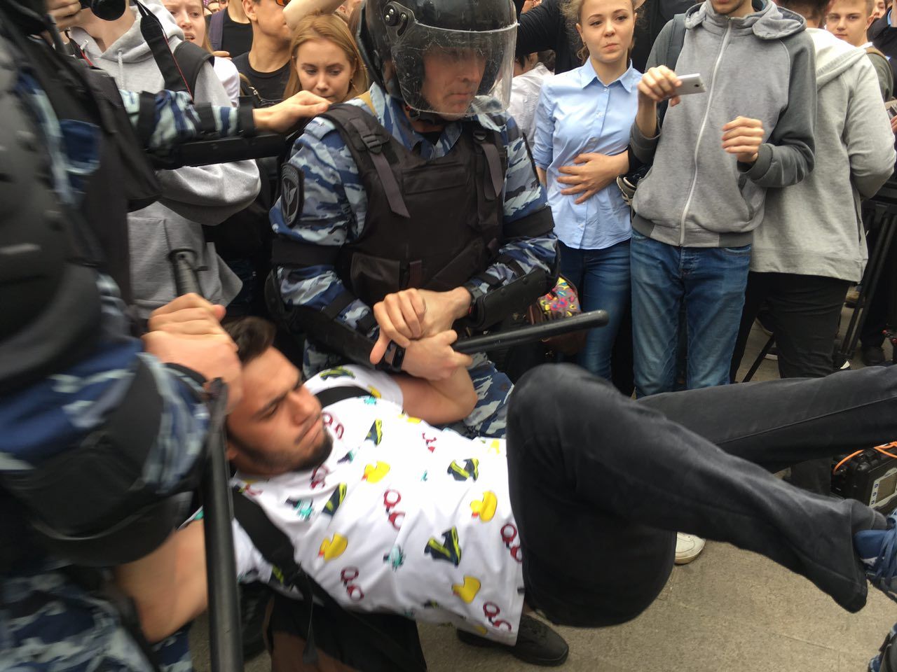В МВД России считают, что родители должны нести ответственность за участие подростков в митингах В МВД России считают, что родители должны нести ответственность за участие подростков в митингах