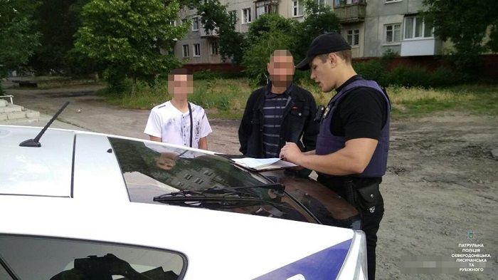 'Уступите дорогу': на Луганщине двое украли дорожный знак и гуляли с ним до встречи с патрульными (фото) 'Уступите дорогу': на Луганщине двое украли дорожный знак и гуляли с ним до встречи с патрульными (фото)
