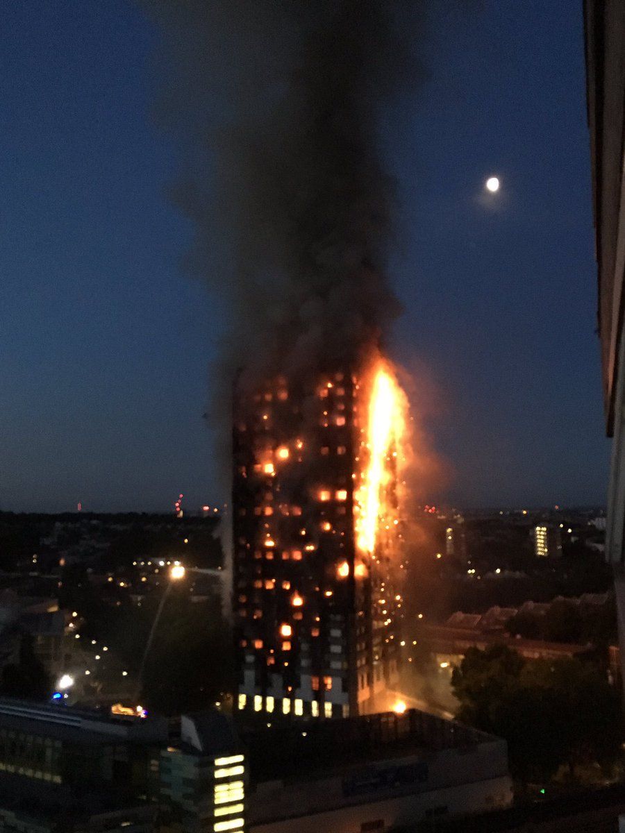Жильцов эвакуируют / twitter.com/LondonFire Жильцов эвакуируют / twitter.com/LondonFire