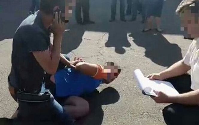 Злочинець був затриманий під час отримання ним другої частини неправомірної вигоди / фото facebook/kyiv.gp.gov.ua Злочинець був затриманий під час отримання ним другої частини неправомірної вигоди / фото facebook/kyiv.gp.gov.ua