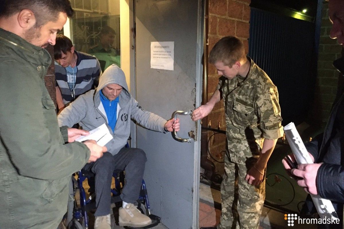 Освободившись из-под стражи, Постный сразу же был задержан снова / Фото hromadske.ua Освободившись из-под стражи, Постный сразу же был задержан снова / Фото hromadske.ua