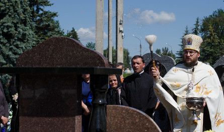 У Тернополі відкрили пам'ятник на могилі загиблого бійця / У Тернополі відкрили пам'ятник на могилі загиблого бійця /