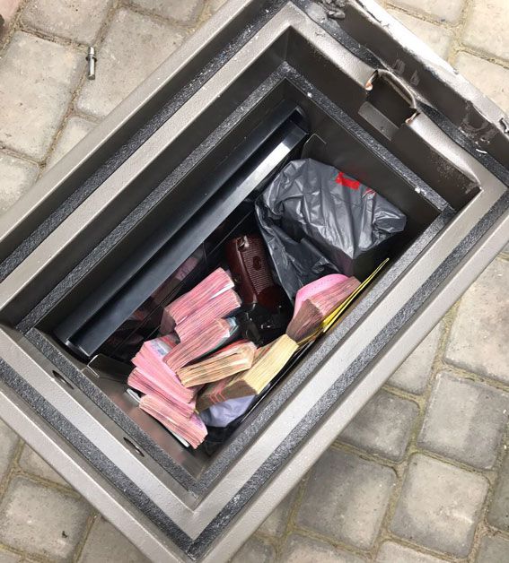 На Волині правоохоронці вилучили 'чорну касу' митників і тонни спирту для фальсифікату На Волині правоохоронці вилучили 'чорну касу' митників і тонни спирту для фальсифікату