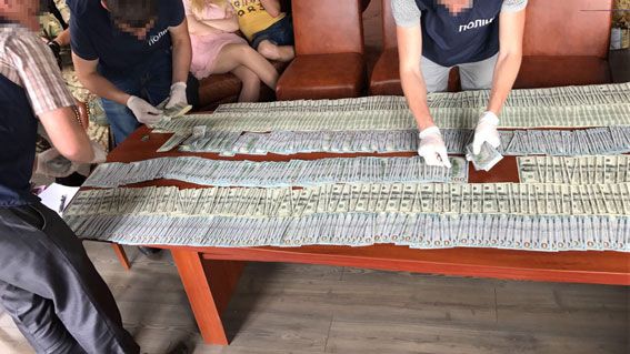 На Волині правоохоронці вилучили 'чорну касу' митників і тонни спирту для фальсифікату На Волині правоохоронці вилучили 'чорну касу' митників і тонни спирту для фальсифікату