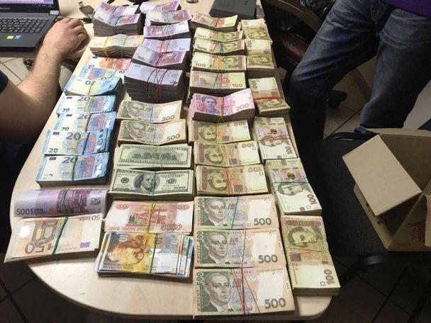 Вилучено коштів в національній та іноземній валюті на загальну суму майже 20,5 млн гривень / фото kyiv.gp.gov.ua Вилучено коштів в національній та іноземній валюті на загальну суму майже 20,5 млн гривень / фото kyiv.gp.gov.ua