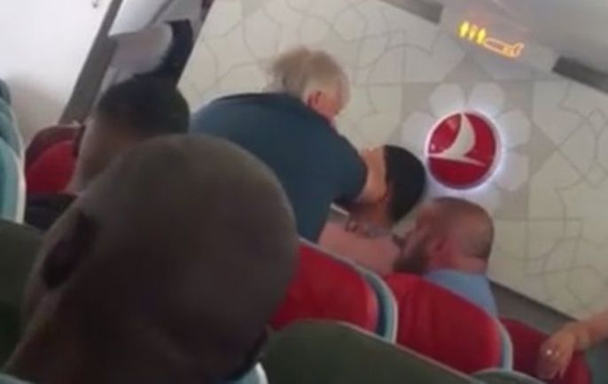 Пасажира притиснули до стінки і побили / фото скріншот відео Пасажира притиснули до стінки і побили / фото скріншот відео