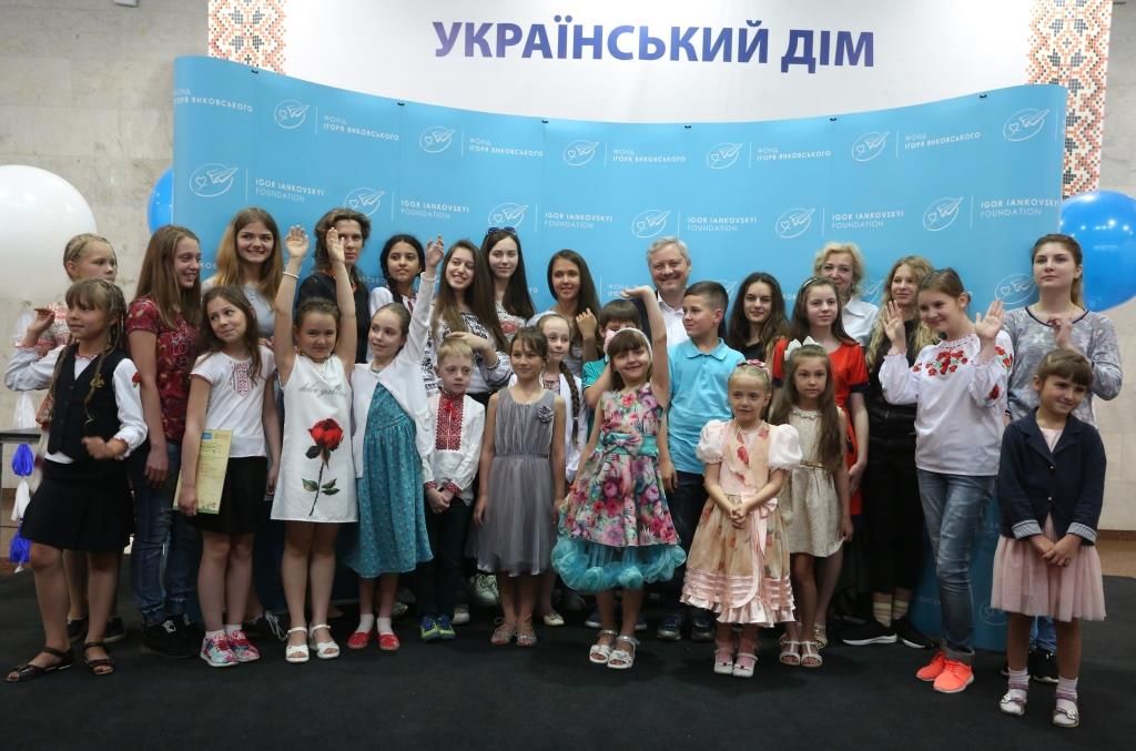 Игорь Янковский вместе с участниками и победителями V-го Всеукраинского конкурса детского рисунка Игорь Янковский вместе с участниками и победителями V-го Всеукраинского конкурса детского рисунка