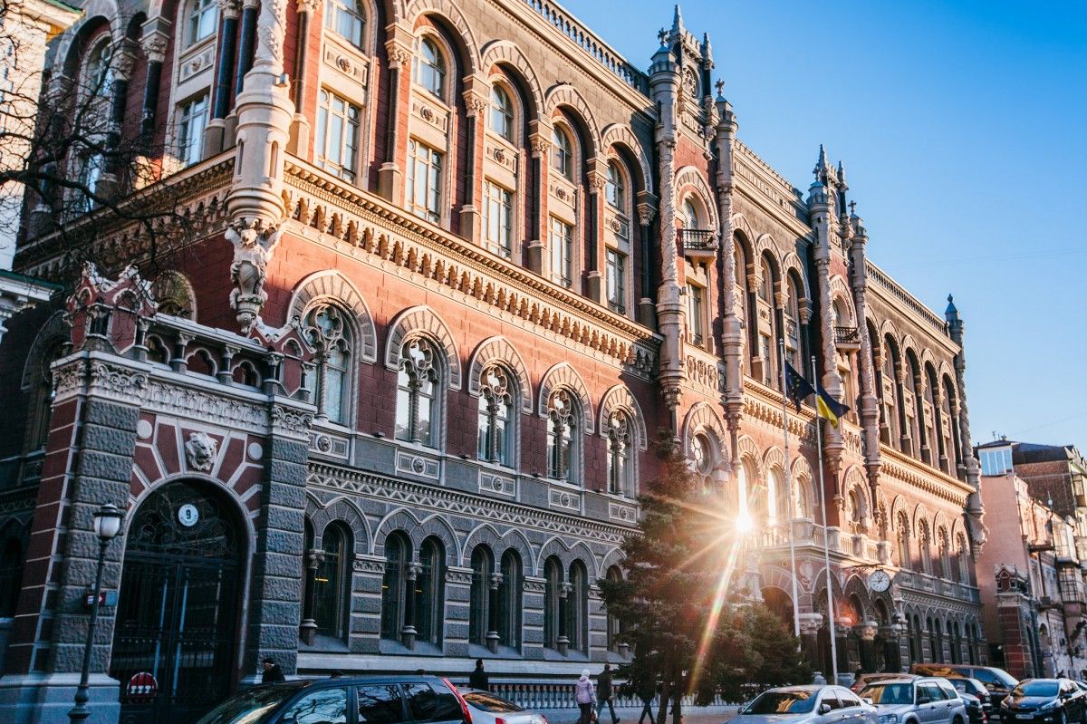 В прошлом году Национальный банк ввел выдачу украинцам валютных лицензий в электронной форме / фото ZN.ua