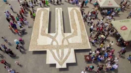 РосЗМІ поширили фейк про отруєння українців гігантським шматком сала / Скріншот РосЗМІ поширили фейк про отруєння українців гігантським шматком сала / Скріншот