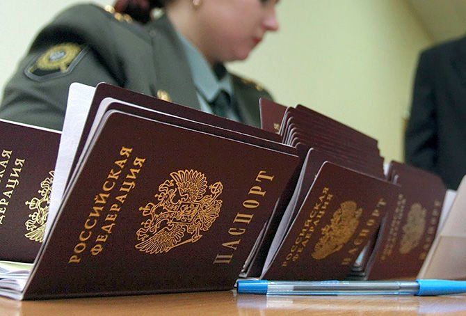 В МинВОТ утверждают, что Кремль в ближайшее время не планирует массово раздавать паспорта РФ на Донбассе / YConsult.ru