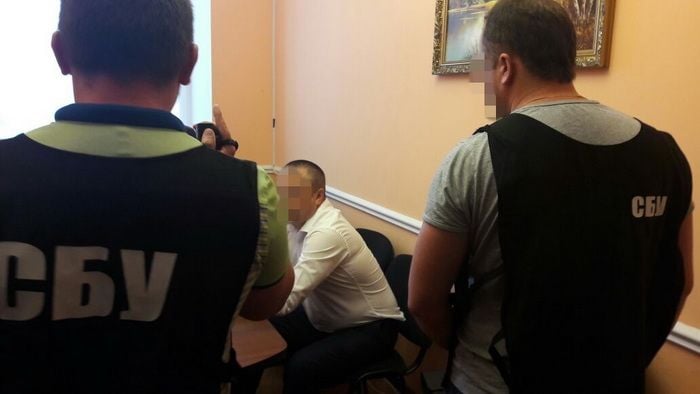 В Житомире задержали депутата райсовета, который пытался подкупить полицейского для прикрытия добычи янтаря В Житомире задержали депутата райсовета, который пытался подкупить полицейского для прикрытия добычи янтаря