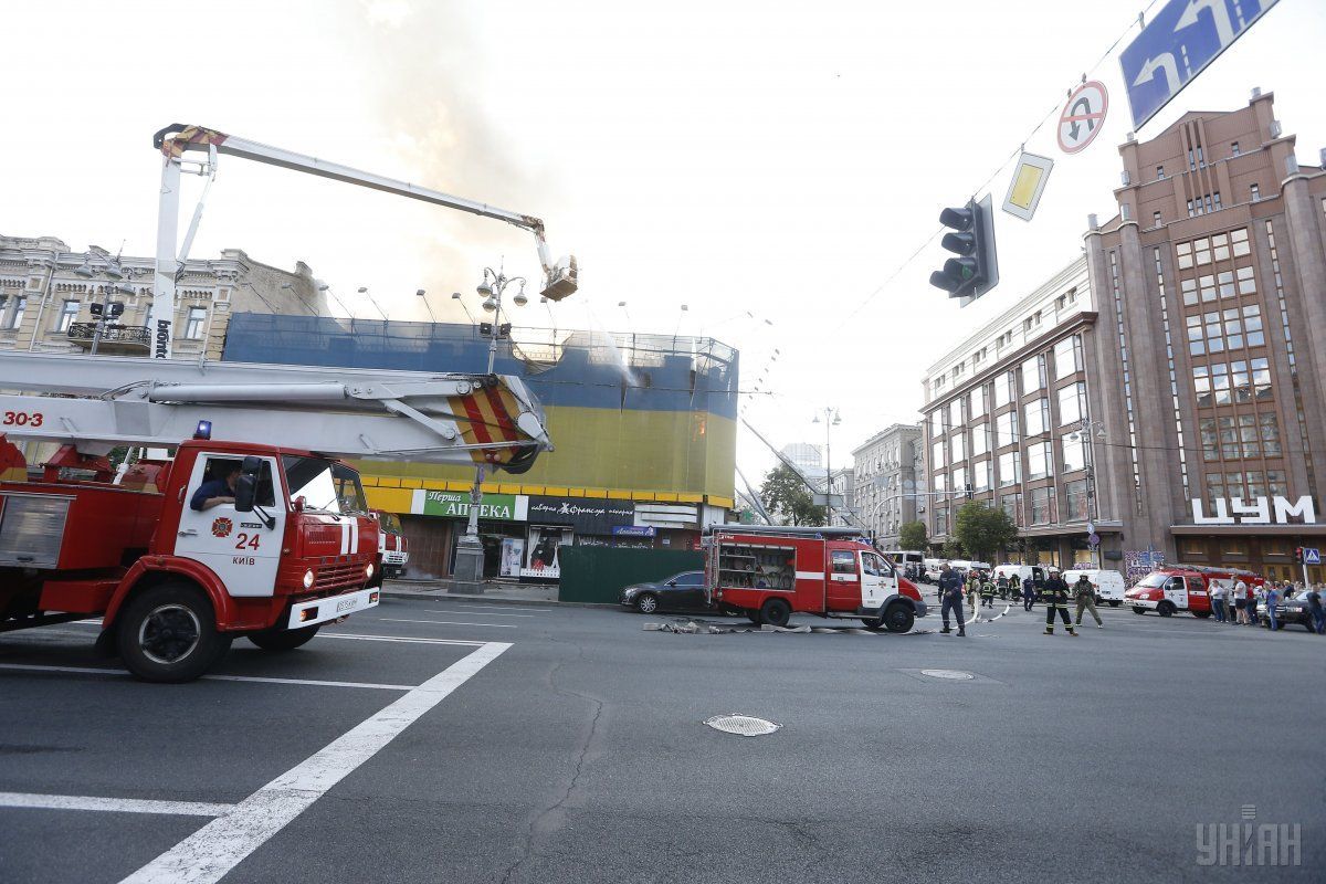 В Киеве потушили сильный пожар в Центральном гастрономе / фото УНИАН