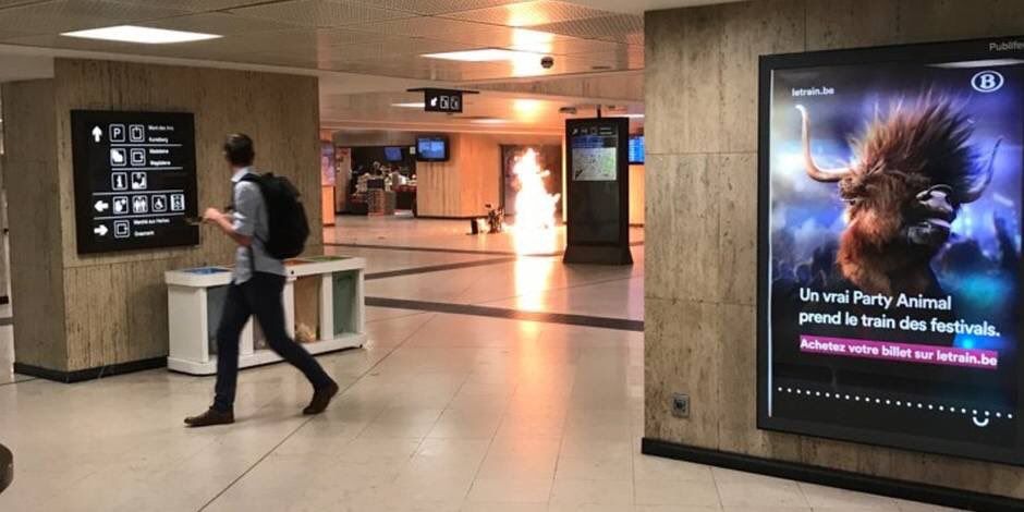 Тело преступника еще довольно долго лежало на полу / фото twitter.com/Kabylie761 Тело преступника еще довольно долго лежало на полу / фото twitter.com/Kabylie761