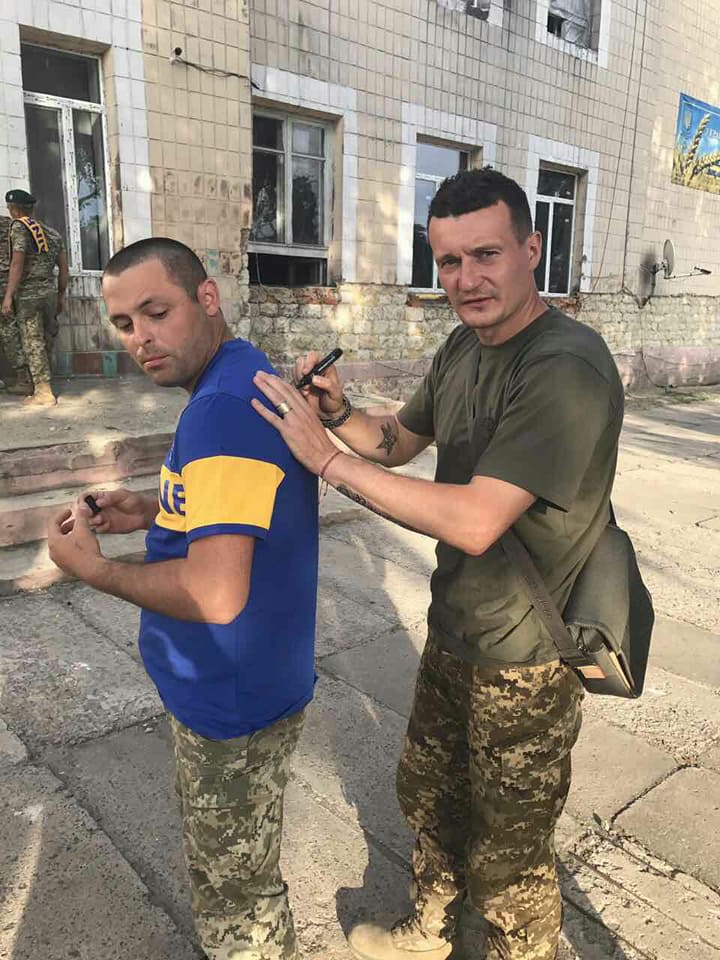 Військові зіграли у футбол в зоні АТО з футболістом збірної України Федецьким (відео) Військові зіграли у футбол в зоні АТО з футболістом збірної України Федецьким (відео)