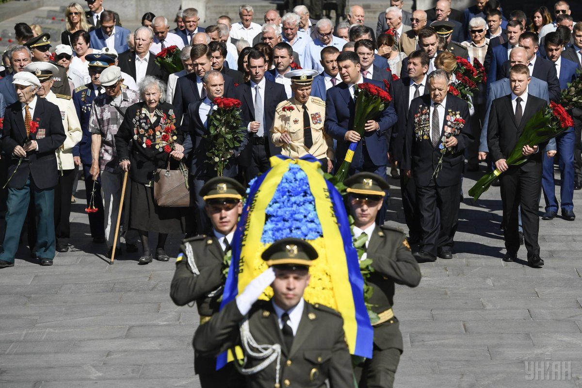 Премьер-министр Украины Владимир Гройсман возложил цветы к могиле Неизвестного солдата / УНИАН