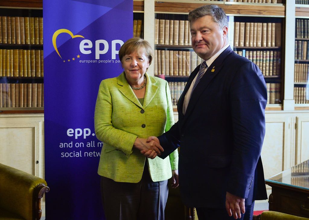 Ангела Меркель и Петр Порошенко в Брюсселе / фото twitter.com/STsegolko