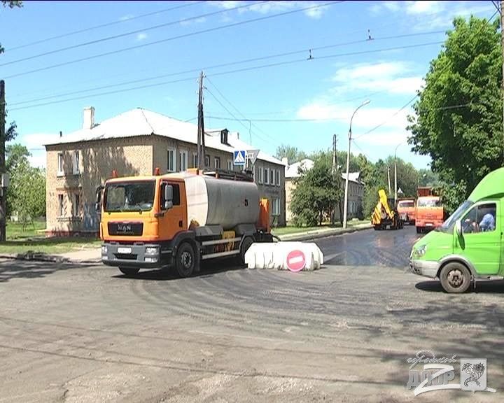 Перед тем как укладывать асфальтобетон был проведен комплекс работ по выравниванию дорожного покрытия/dozor.kharkov.ua Перед тем как укладывать асфальтобетон был проведен комплекс работ по выравниванию дорожного покрытия/dozor.kharkov.ua