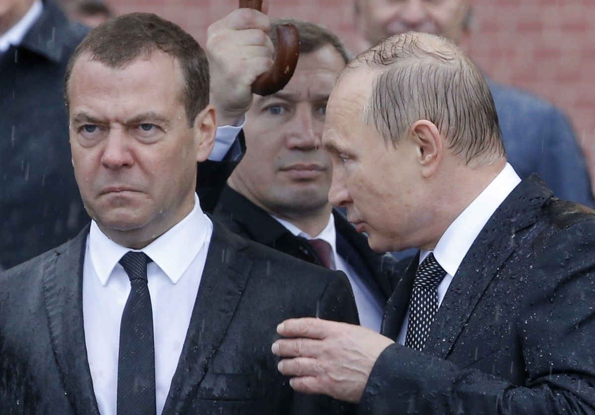 Medvedev and Putin laying flowers at the Tomb of the Unknown Soldier in Moscow / REUTERS