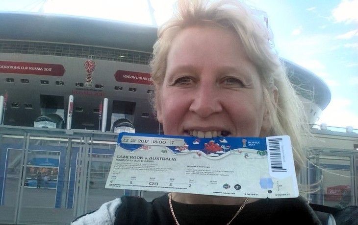 Одна из болельщиц, попавшая в двухчасовую очередь за паспортом болельщика перед матчем в Cанкт-Петербурге / vk.com Одна из болельщиц, попавшая в двухчасовую очередь за паспортом болельщика перед матчем в Cанкт-Петербурге / vk.com