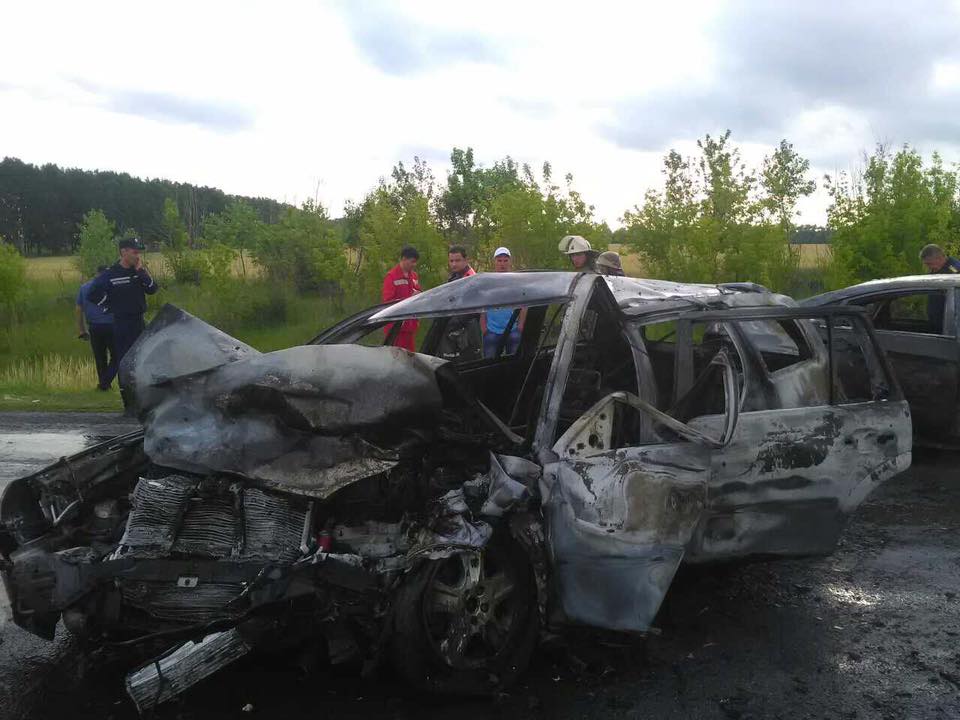 Обе машины сгорели / фото facebook.com/KyivOperativ/ Обе машины сгорели / фото facebook.com/KyivOperativ/