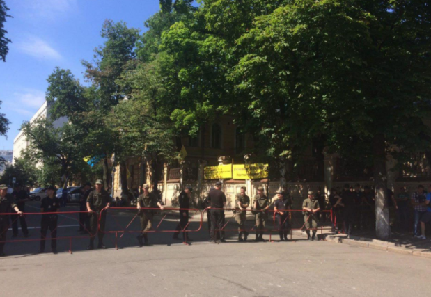 Утром вкладчики пришли на акцию протеста / Громадське Утром вкладчики пришли на акцию протеста / Громадське
