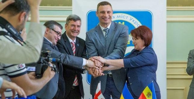 Кличко підкреслив, що столична влада сьогодні показує приклад іншим містам України / фото kievcity.gov.ua Кличко підкреслив, що столична влада сьогодні показує приклад іншим містам України / фото kievcity.gov.ua