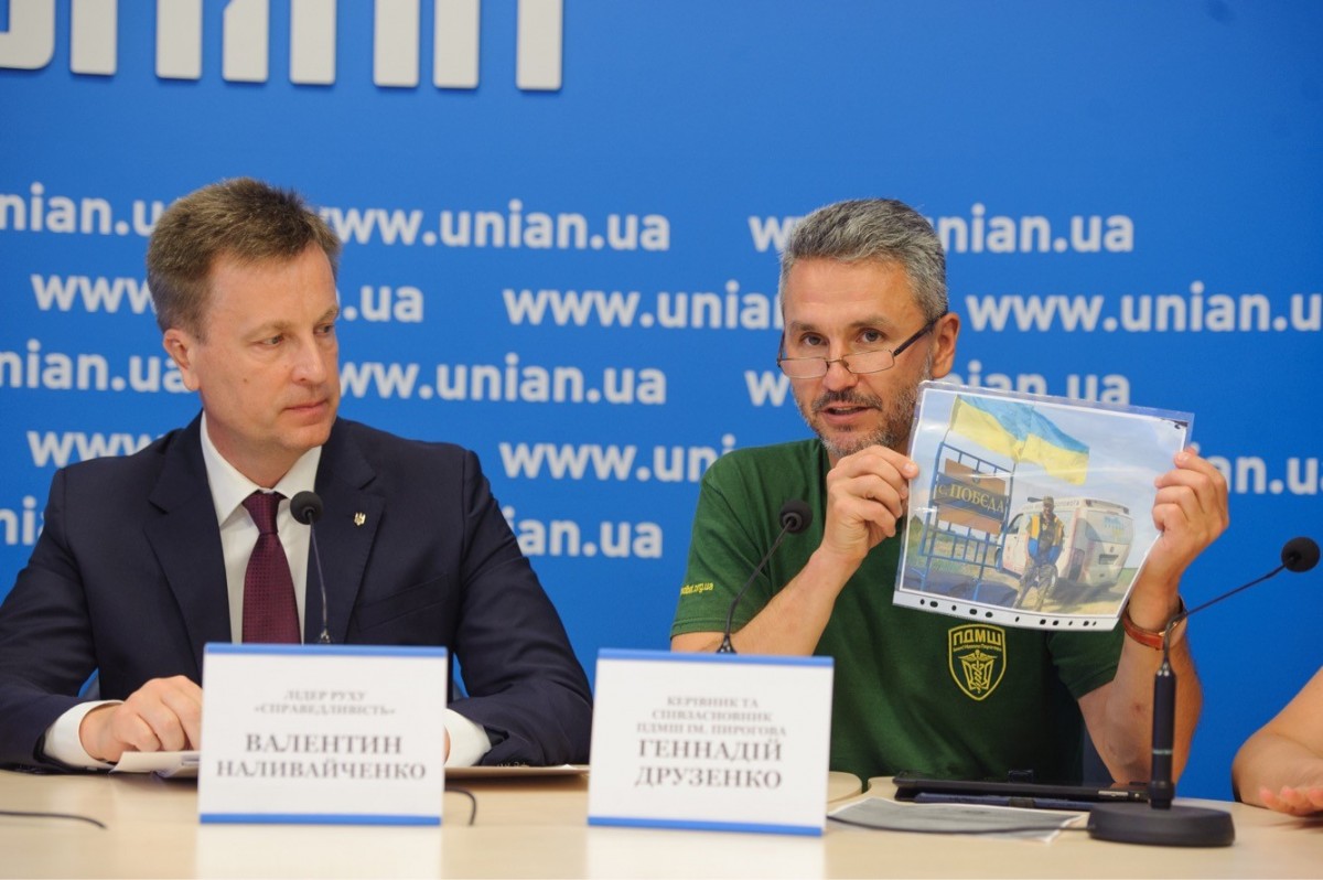По словам Наливайченко, работать без официального привлечения в зоне АТО опасно / фото УНИАН По словам Наливайченко, работать без официального привлечения в зоне АТО опасно / фото УНИАН