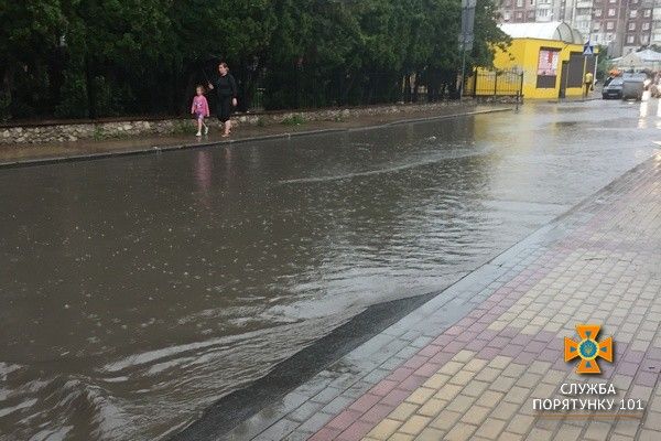 На Тернопільщині через негоду без світла залишились 34 села (фото) На Тернопільщині через негоду без світла залишились 34 села (фото)