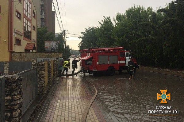 На Тернопільщині через негоду без світла залишились 34 села (фото) На Тернопільщині через негоду без світла залишились 34 села (фото)