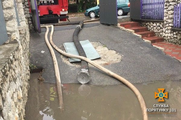 На Тернопільщині через негоду без світла залишились 34 села (фото) На Тернопільщині через негоду без світла залишились 34 села (фото)