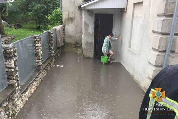 Негода в регіоні супроводжувалась сильними поривами вітру та сильною зливою Негода в регіоні супроводжувалась сильними поривами вітру та сильною зливою
