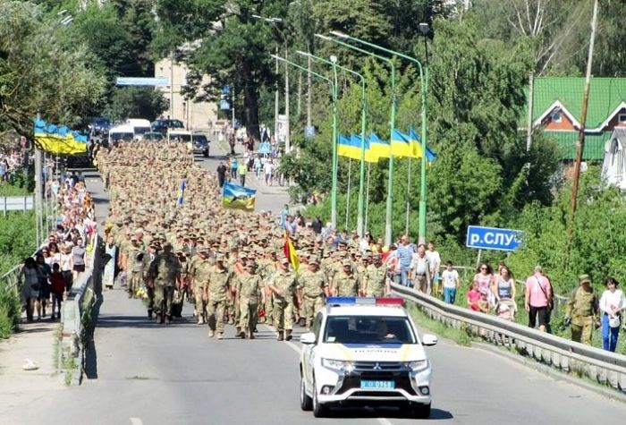 Бійці пройшли урочистою ходою вулицями Новограда-Волинського / oda.zt.gov.ua Бійці пройшли урочистою ходою вулицями Новограда-Волинського / oda.zt.gov.ua