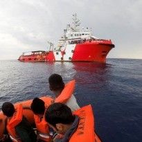 Более сотни мигрантов захватили танкер, спасший ых у берегов Ливии