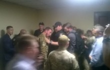 У Київраді сталася бійка між спецпризначенцями і бійцями добробатів (фото, відео)