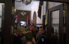 Brawl breaks out between police, volunteers in Kyiv city council (Photo, video)