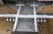 У США показали найбільший у світі літак для запуску космічних ракет (відео)