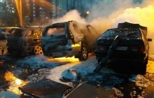 У Києві на автостоянці сталася пожежа: вщент згоріли три автомобілі (фото)