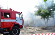 Стовп вогню та вибухи: очевидці зняли масштабну пожежу у Дніпровському районі Києва на відео